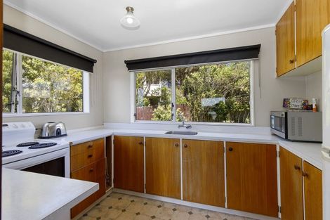 Photo of property in 52 Colchester Crescent, Newlands, Wellington, 6037