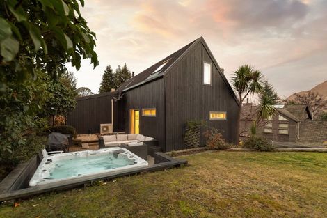 Photo of property in 32 Evergreen Place, Sunshine Bay, Queenstown, 9300