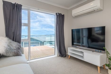 Photo of property in 3 Cessna Way, Newlands, Wellington, 6037