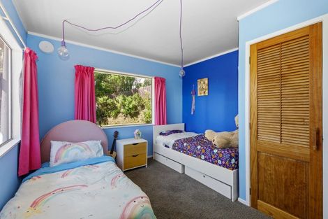 Photo of property in 52 Colchester Crescent, Newlands, Wellington, 6037