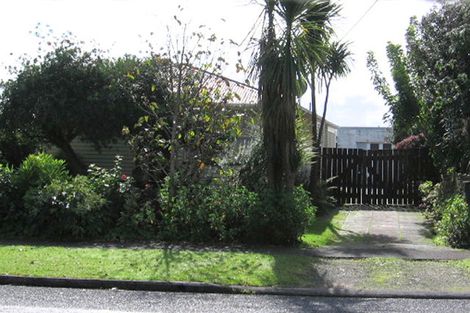 Photo of property in 9 Yeovil Road, Te Atatu Peninsula, Auckland, 0610
