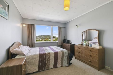 Photo of property in 23 Griffiths Grove, Newlands, Wellington, 6037