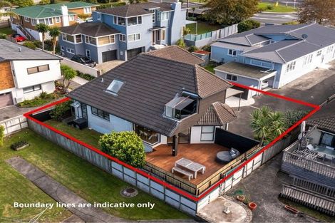 Photo of property in 2/10 Knights Road, Rothesay Bay, Auckland, 0630