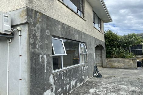 Photo of property in 5 Mexted Terrace, Tawa, Wellington, 5028