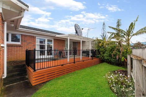 Photo of property in 128 Edgewater Drive, Pakuranga, Auckland, 2010