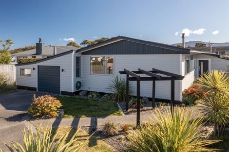 Photo of property in 11 Hadfield Place, Paraparaumu Beach, Paraparaumu, 5032