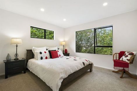 Photo of property in 21 Topliss Drive, Northcross, Auckland, 0632