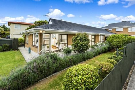 Photo of property in 1/18 Kauri Glen Road, Northcote, Auckland, 0627