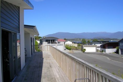 Photo of property in 7 Ranui Place, Moana, 7872