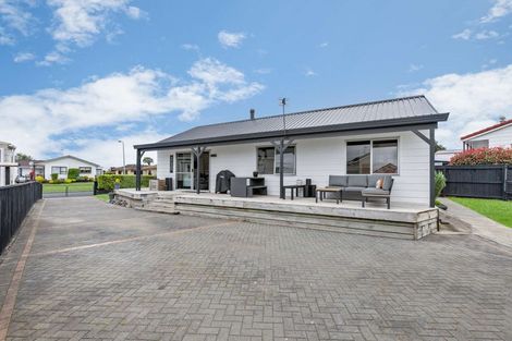 Photo of property in 22 Edgewater Parade, Waiuku, 2123