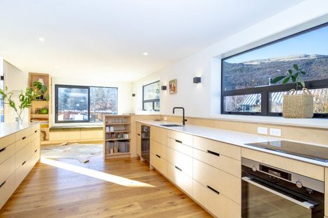 Photo of property in 10 Preston Drive, Arrowtown, 9302