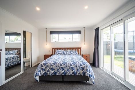 Photo of property in 103 Johnstone Drive, Fitzherbert, Palmerston North, 4410