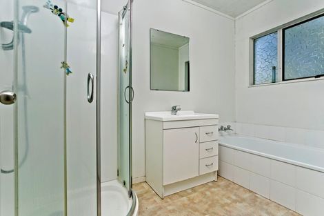 Photo of property in 2/307a Wairau Road, Totara Vale, Auckland, 0627