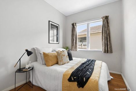 Photo of property in 12 Lyndfield Lane, Newlands, Wellington, 6037