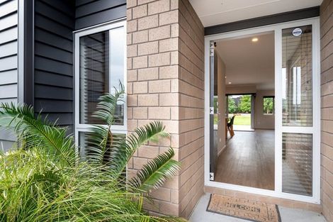 Photo of property in 17 Eric Farley Drive, Kumeu, 0810