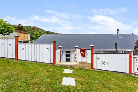 Photo of property in 4 Summit Road, Fairfield, Lower Hutt, 5011