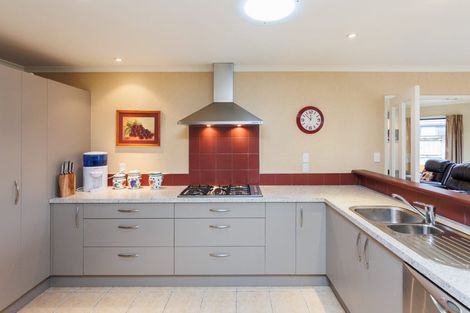 Photo of property in 24 Johnstone Drive, Fitzherbert, Palmerston North, 4410