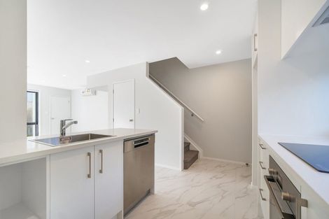 Photo of property in 7/31 Ayton Drive, Totara Vale, Auckland, 0629