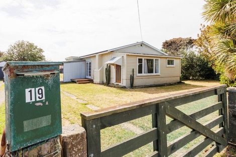 Photo of property in 19 Beach Street, Tangimoana, 4822