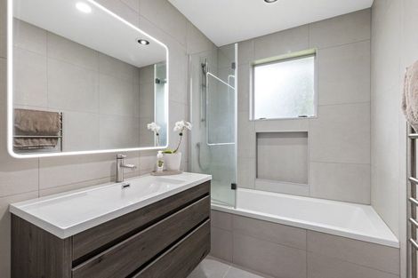 Photo of property in 4 Litchfield Place, Clarks Beach, 2122