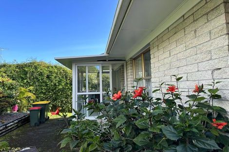 Photo of property in 2/35 Knightsbridge Drive, Forrest Hill, Auckland, 0620