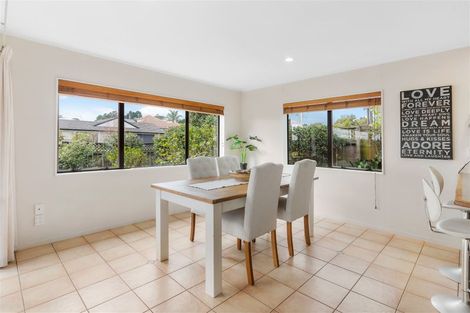 Photo of property in 14 West Fairway, Golflands, Auckland, 2013