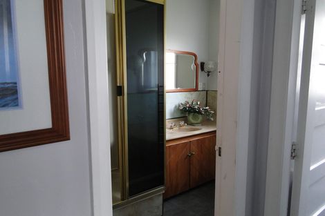 Photo of property in 9 Waiohua Road, Greenlane, Auckland, 1061