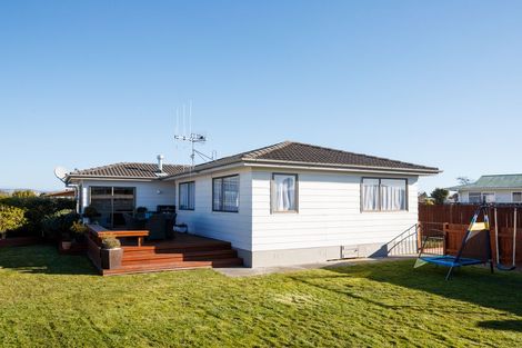 Photo of property in 15 Cumberland Place, Kelvin Grove, Palmerston North, 4414