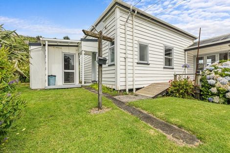 Photo of property in 10 North Street, Mokau, 4376