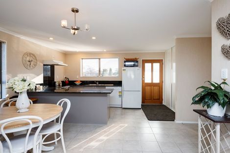 Photo of property in 15 Cumberland Place, Kelvin Grove, Palmerston North, 4414
