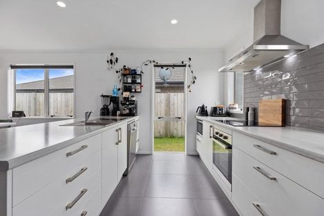 Photo of property in 19 Naeo Close, Papamoa Beach, Papamoa, 3118