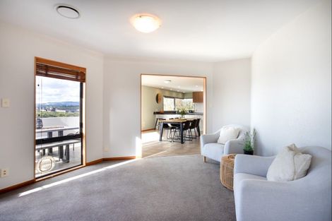 Photo of property in 33 Ruapehu Drive, Fitzherbert, Palmerston North, 4410