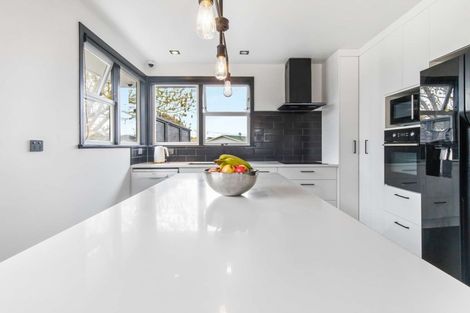 Photo of property in 215 Sandwich Road, St Andrews, Hamilton, 3200