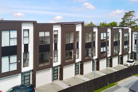 Photo of property in 4/107 Hobsonville Road, West Harbour, Auckland, 0618