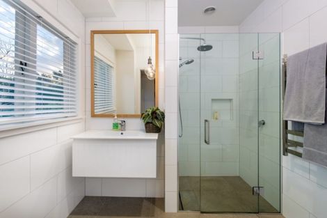 Photo of property in 33 Outlook Road, Greenhithe, Auckland, 0632