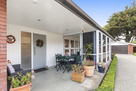 Photo of property in 17 Newbridge Place, Ilam, Christchurch, 8041