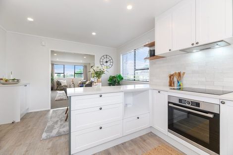 Photo of property in 17 Foyle Place, Glendene, Auckland, 0602