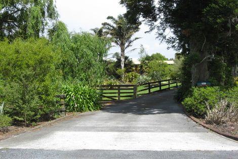 Photo of property in 291 Boord Crescent, Kumeu, 0891