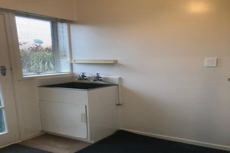 Photo of property in 2/5 Sylvan Crescent, Te Atatu South, Auckland, 0610