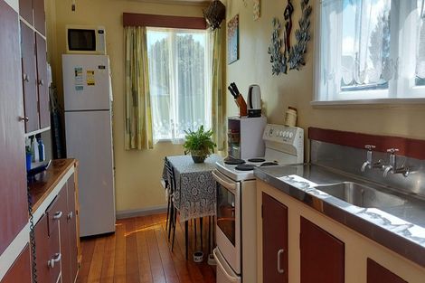 Photo of property in 24 Railway Street, Eltham, 4322