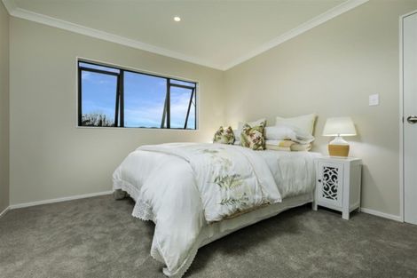 Photo of property in 28 Bernleigh Terrace, West Harbour, Auckland, 0618