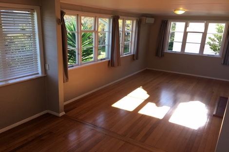 Photo of property in 23 Clairville Crescent, Wai O Taiki Bay, Auckland, 1072