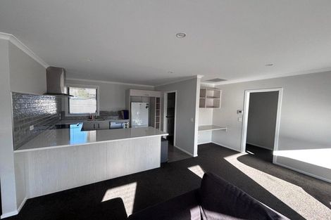 Photo of property in 5 Rewarewa Way, Timberlea, Upper Hutt, 5018