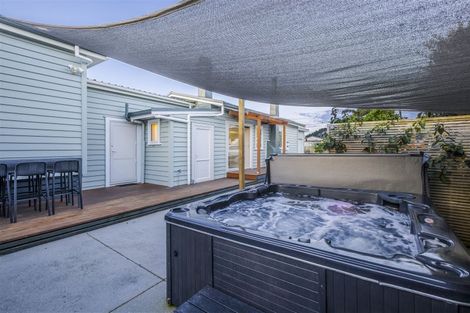 Photo of property in 3 Karaka Road, Kawakawa Bay, Papakura, 2585