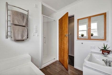 Photo of property in 100 Stanners Street, Eltham, 4322