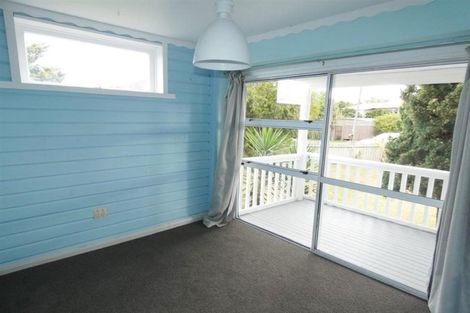 Photo of property in 2 Karoro Road, One Tree Point, 0118