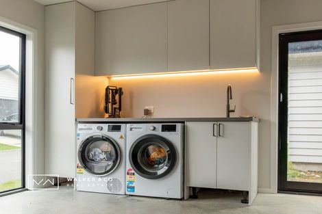 Photo of property in 2 Nikau Lane, Timberlea, Upper Hutt, 5018