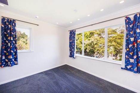 Photo of property in 27 Saint Albans Avenue, Hokowhitu, Palmerston North, 4410