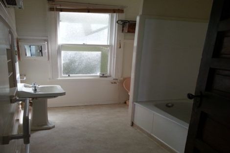 Photo of property in 90 Kelburn Parade, Kelburn, Wellington, 6012