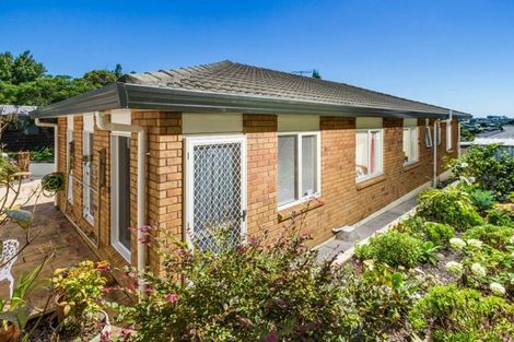 Photo of property in 2/335 Wairau Road, Totara Vale, Auckland, 0627